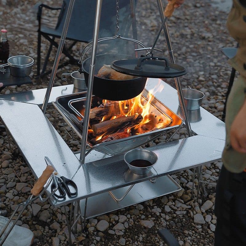 キャンプの必需品！スタイルに合わせて使える焚き火台 テーブル